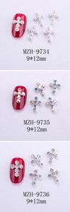 Dettaglio di ciondoli per unghie a forma di croce con perle e strass da 9x12mm