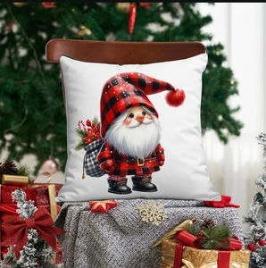 Housse de coussin Noël gnome à carreaux rouges sur chaise en bois et plaid tressé