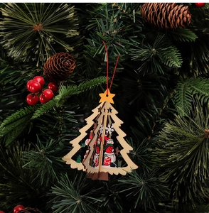 Vue détaillée d'une décoration de sapin en bois 3D avec bonhomme de neige et corde