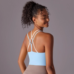 Détail du soutien-gorge de sport bleu clair avec bretelles croisées et sans couture