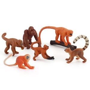 Set da 7 pezzi di modelli di primati con orangotango e lemure su sfondo bianco