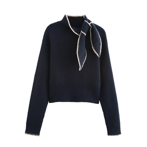 Pull en maille bleu marine à col montant avec nœud et bordure au point de feston