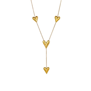 Élégant collier en Y doré avec quatre breloques en forme de cœur 3D sur fond blanc