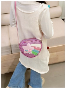 Détail du sac à cœur pailleté rose pour filles avec étoile à paillettes et bandoulière arc-en-ciel