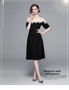 Détail de l'applique florale blanche et du décolleté en mesh sur robe noire