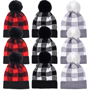 Lot de neuf bonnets tricotés avec motifs à carreaux et pompons doux pour l'hiver