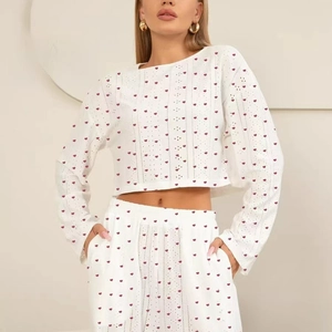 Pyjama deux pièces pour femmes avec imprimé cœur et broderie anglaise, haut court