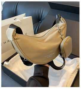 Dettaglio della borsa a mezzaluna in pelle PU kaki con portamonete staccabile