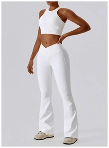 Détails de l'ensemble de yoga blanc côtelé avec haut dos nageur et pantalon évasé