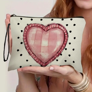 PU Kosmetiktasche mit Punktmuster, rosa Herz und Trageschlaufe in der Hand