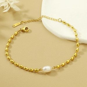 Elegant gold stainless steel beaded bracelet featuring a natural freshwater pearl center