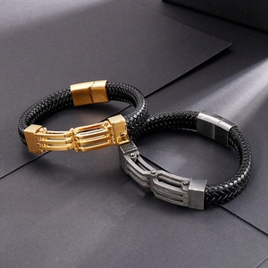 Dettaglio di bracciali in pelle intrecciata con chiusure magnetiche dorate e argentate