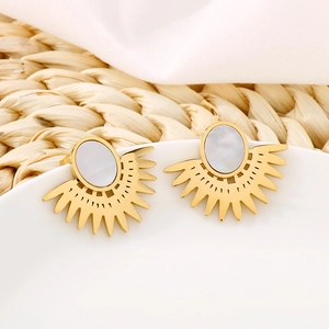 Boucles d'oreilles soleil en acier doré avec nacre blanche ovale sur fond texturé chic