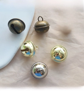 Gros plan de cloches métalliques de 22mm en bronze, or et argent pour bricolage DIY