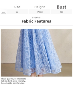 Détail du tissu en dentelle bleu clair avec de délicats motifs floraux ajourés