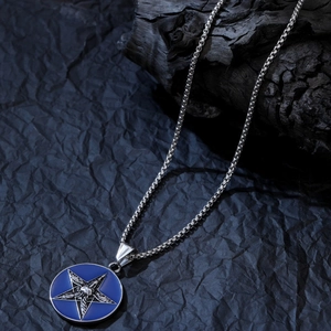 Collier vintage en acier inoxydable avec pendentif pentagramme en émail bleu sur bois brûlé