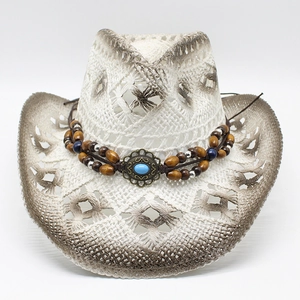 Dettaglio cappello cowboy in paglia traforata con tesa sfumata e fascia con perline