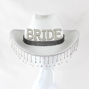 Detail von weißem Cowboyhut für Bräute mit Strassfransen und Perlen-Schriftzug BRIDE