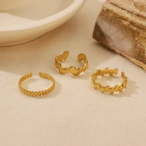 Ensemble de trois bagues ouvertes plaquées or 18K avec motifs cœur et perles sur pierre