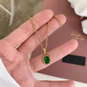 Collier vintage en titane plaqué or 18K avec pendentif rectangulaire vert émeraude