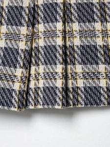 Détail macro de la texture du tissu tweed à carreaux bleu marine et crème