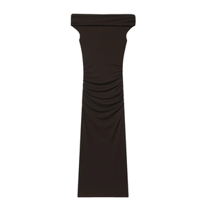 Abito lungo nero elegante con spalle scoperte e dettagli arricciati dal taglio aderente