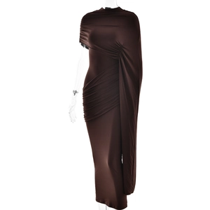 Detailansicht der Taillenfaltung und des wehenden Capes an einem braunen Kleid