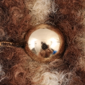 Manteau en laine de style anglais avec bouton doré sur tissu pelucheux rayé en gros plan