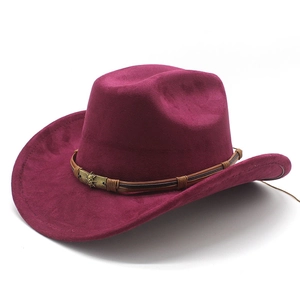 Dettaglio del cappello da cowboy bordeaux con cinturino in pelle e teschio in metallo