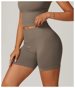 Gros plan du short de fitness sans couture taille haute avec taille côtelée et maille
