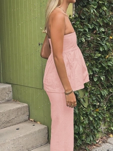 Ensemble haut bustier rose et pantalon droit assorti dans un style de vacances