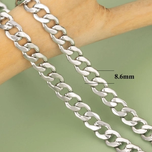 Close-up of 8.6mm silver flattened O-chain with 18K gold plating on a wooden model
