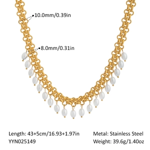Détail du collier chaîne en acier inoxydable doré 18K avec mesures et perles blanches