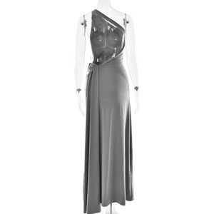 Détail de la robe grise asymétrique avec plis élégants à la taille sur mannequin transparent