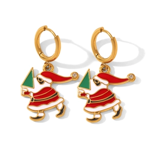 Détail de boucles d'oreilles de Noël dorées avec Père Noël en émail et zircons brillants