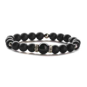 Bracelet élastique en perles noires mates avec perle centrale brillante et séparateurs argent