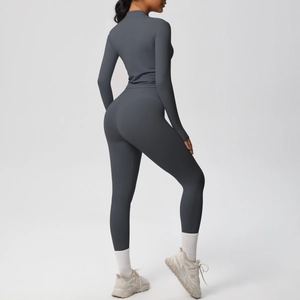 Vue arrière de l'ensemble de yoga gris anthracite montrant le legging galbant et ajusté