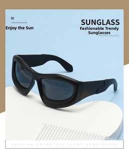 Détail de lunettes de soleil Y2K noir mat avec verres polarisés et monture punk élégante