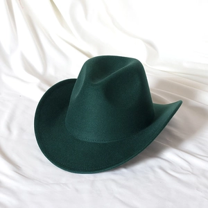 Dunkelgrüner Cowboyhut aus Wollfilz mit geschwungener Krempe und Fedora Krone