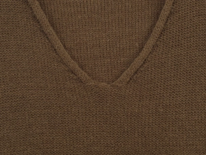 Détail du col en V et de la texture fine en maille de ce gilet marron pour femme