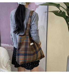 Détail du cabas en laine vintage montrant le motif tartan classique et l'étiquette