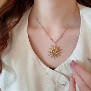 Collana con ciondolo a sole dorato in acciaio inossidabile con perline indossata da modella