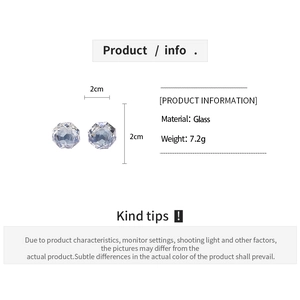 Infographic showing glass geometric round stud earrings measuring 2cm and weighing 7.2g
