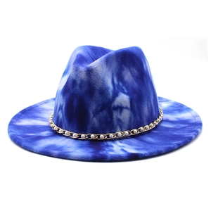 Chapeau fedora en laine tie-dye bleu et blanc avec chaîne de perles dorées élégante