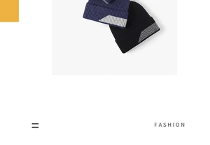 Gros plan de bonnets en maille côtelée bleu marine et noir avec motifs géométriques