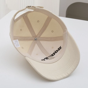 Vue intérieure d'une casquette en coton beige pour enfants avec coutures et détails de doublure