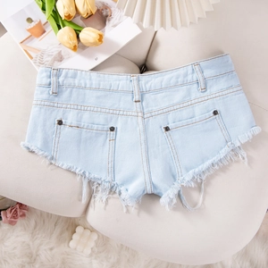 Detailaufnahme der hellblauen Jeans-Shorts mit ausgefranstem Saum und Kupfersteppnähten