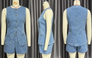 Vues détaillées avant, latérale et arrière d'un ensemble gilet sans manches et short en denim