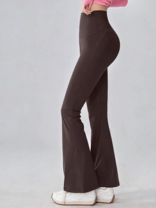 Detailweergave van donkerbruine yoga flare broek met hoge taille en liftend effect