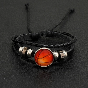 Détail du bracelet en cuir tressé avec breloque basket-ball et cordon réglable